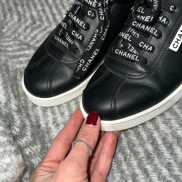 Gorgeous Chanel black&white leather trainers - Picture 8 of 8